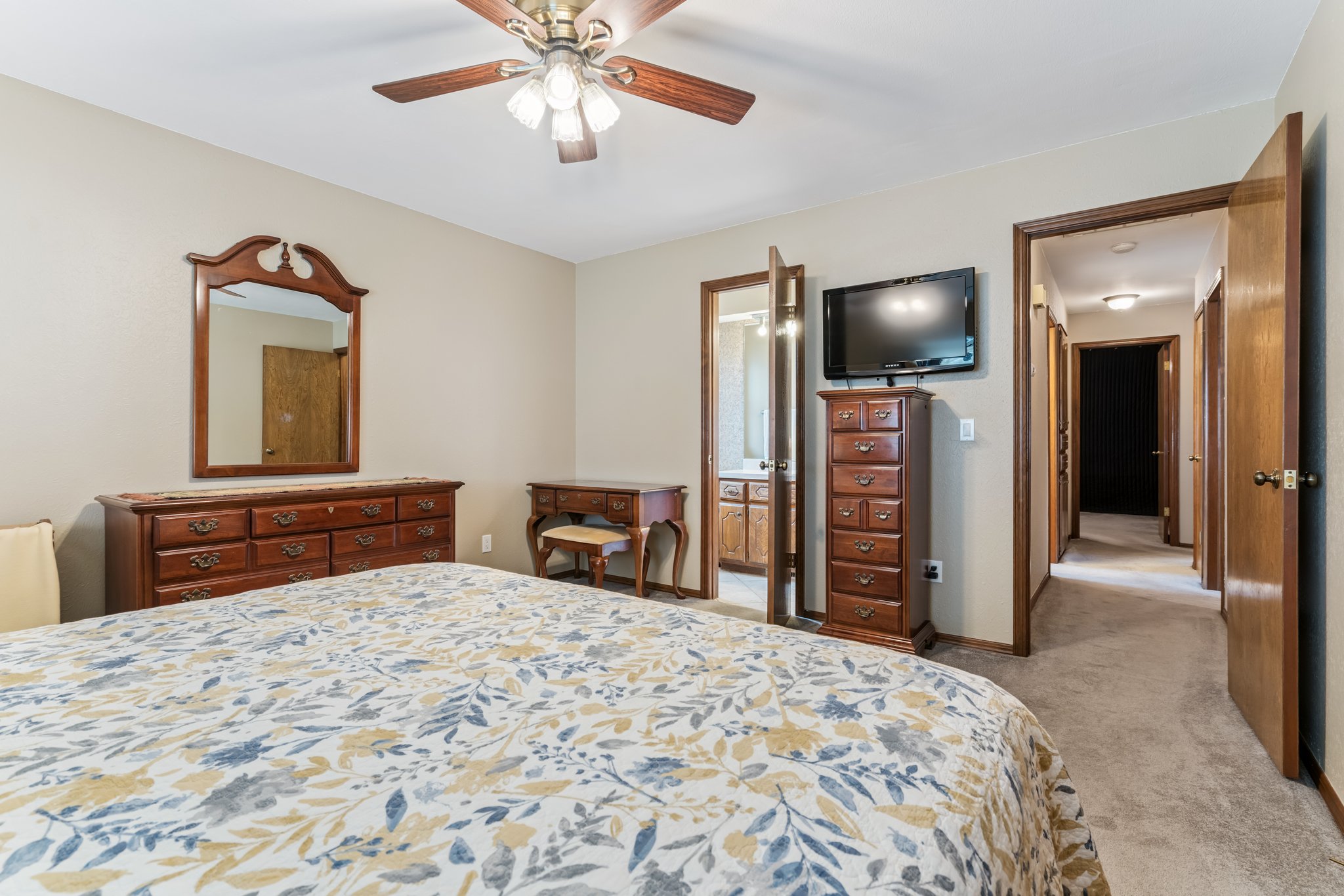 1801 E Hills Dr_025.jpg