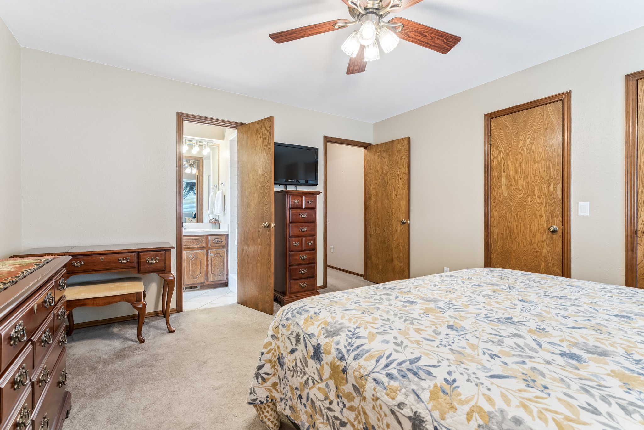 1801 E Hills Dr_027.jpg