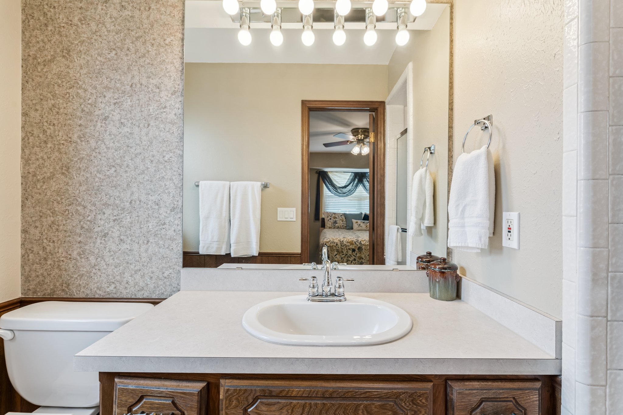 1801 E Hills Dr_029.jpg