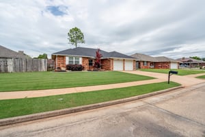 1801 E Hills Dr_002.jpg