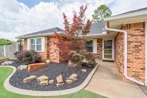 1801 E Hills Dr_004.jpg