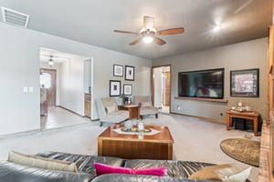 1801 E Hills Dr_014.jpg