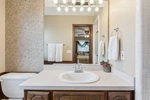 1801 E Hills Dr_029.jpg