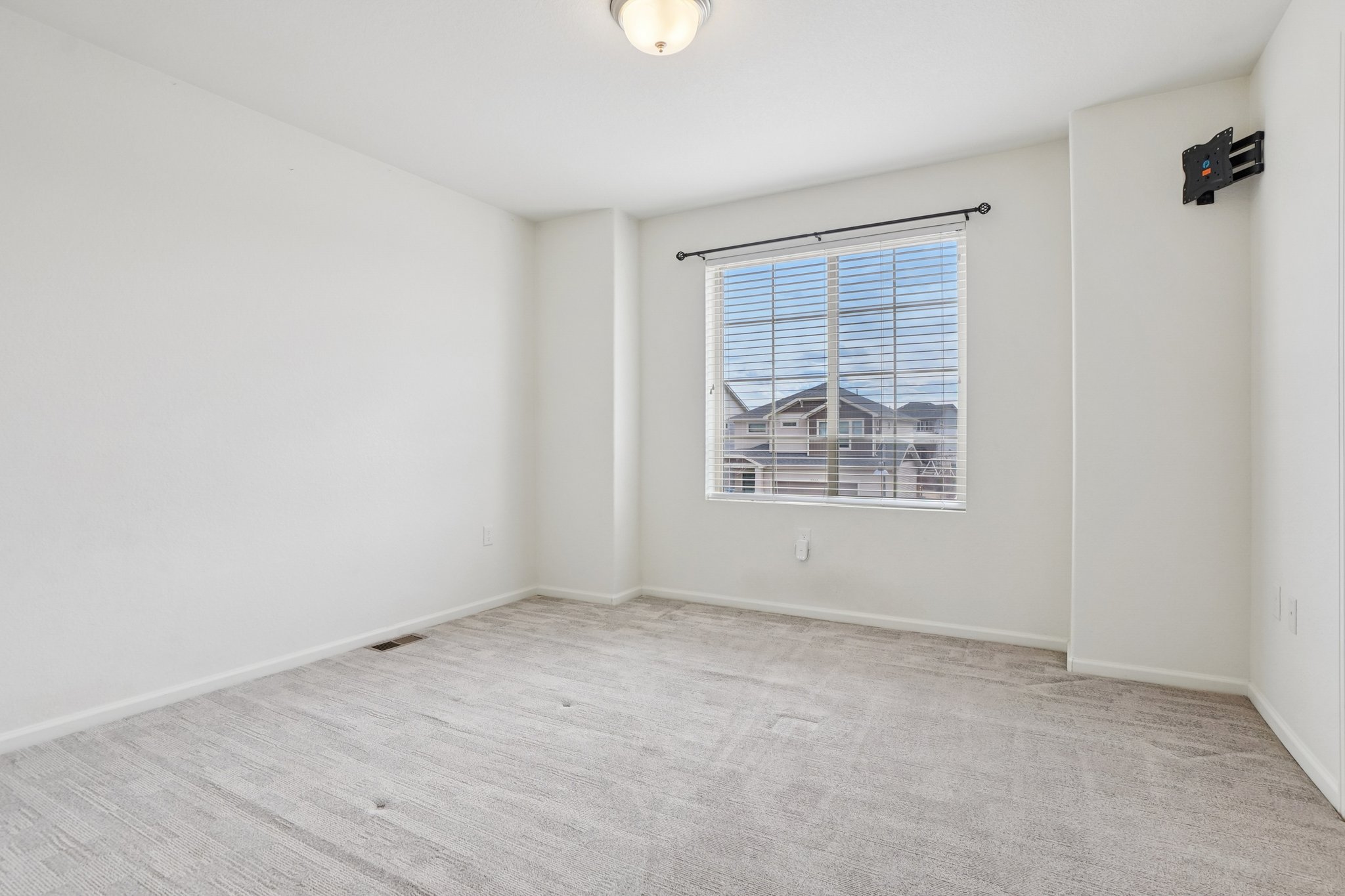 E 108th Pl-S1103-025.jpg