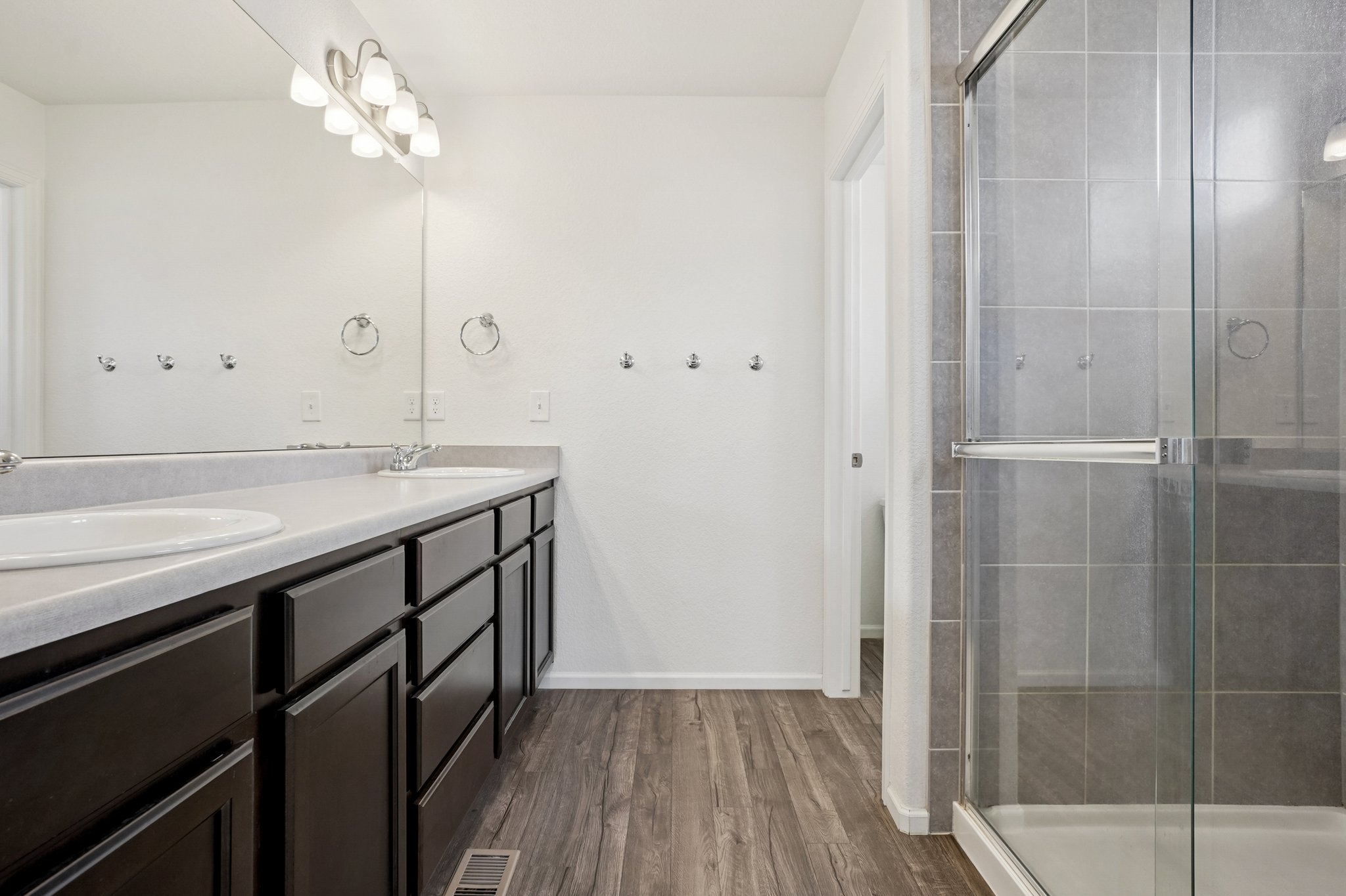 E 108th Pl-S1103-039.jpg