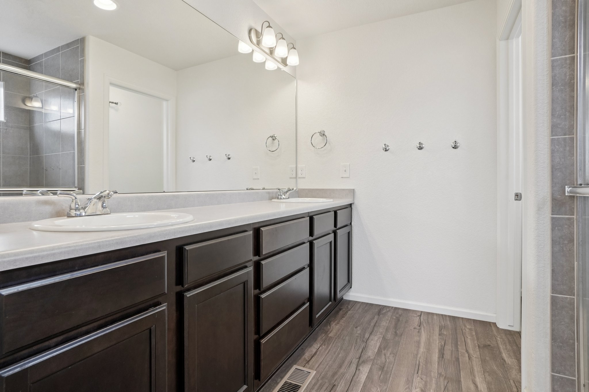 E 108th Pl-S1103-040.jpg