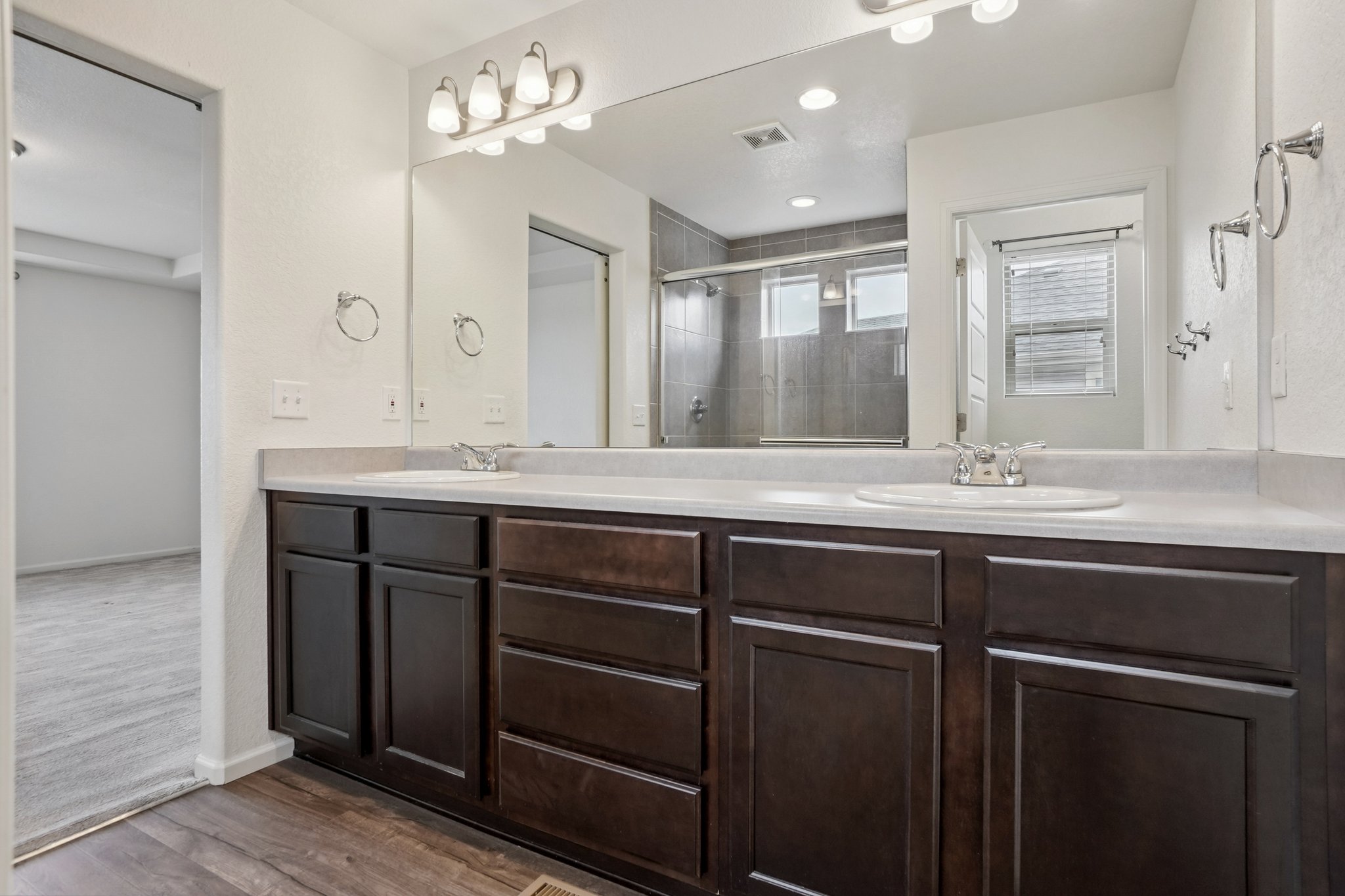 E 108th Pl-S1103-041.jpg