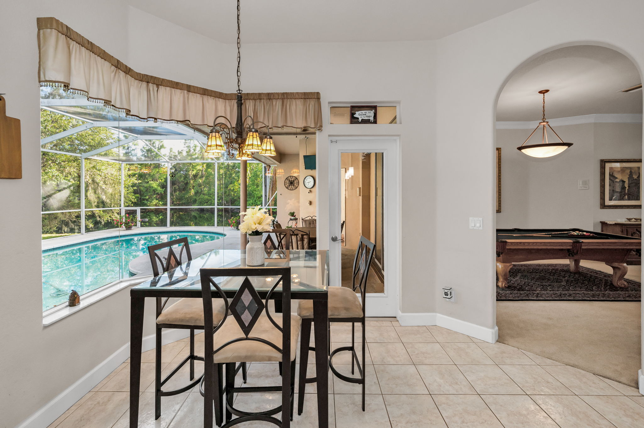 Kitchen Eat-in Area1