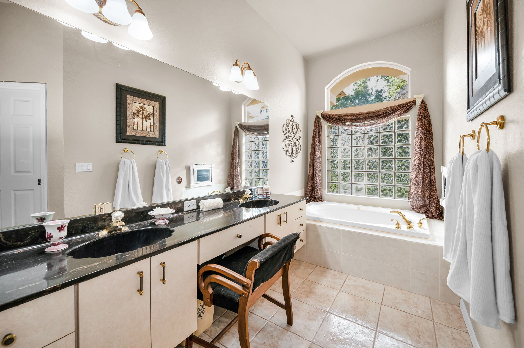 Master Bathroom1b