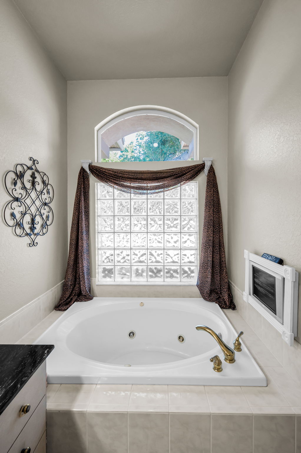 Primary Bathroom1b