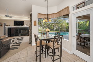 Kitchen Eat-in Area2