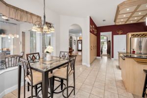 Kitchen Eat-in Area3