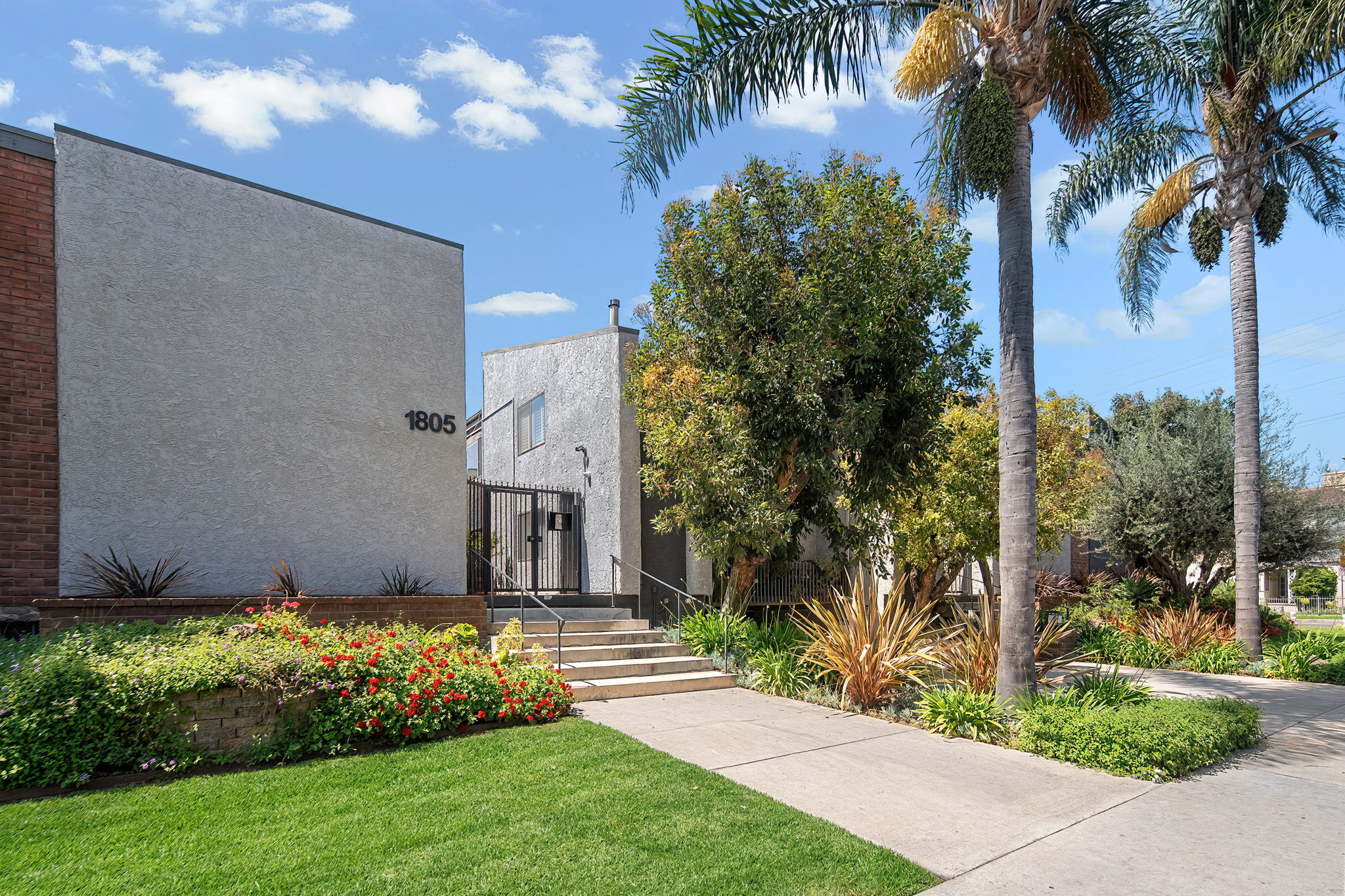 1805 S Barrington Avenue 5-2