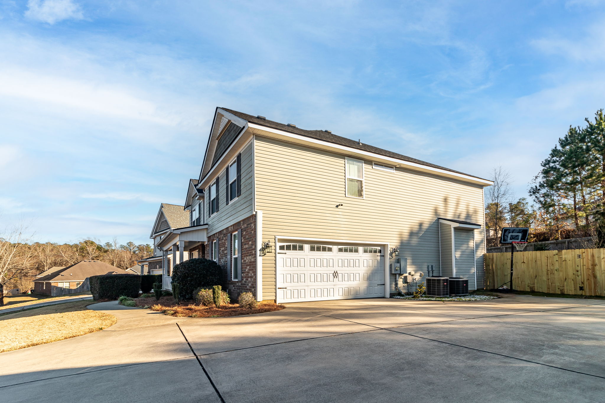 2 Car Garage/Large Parking Pad