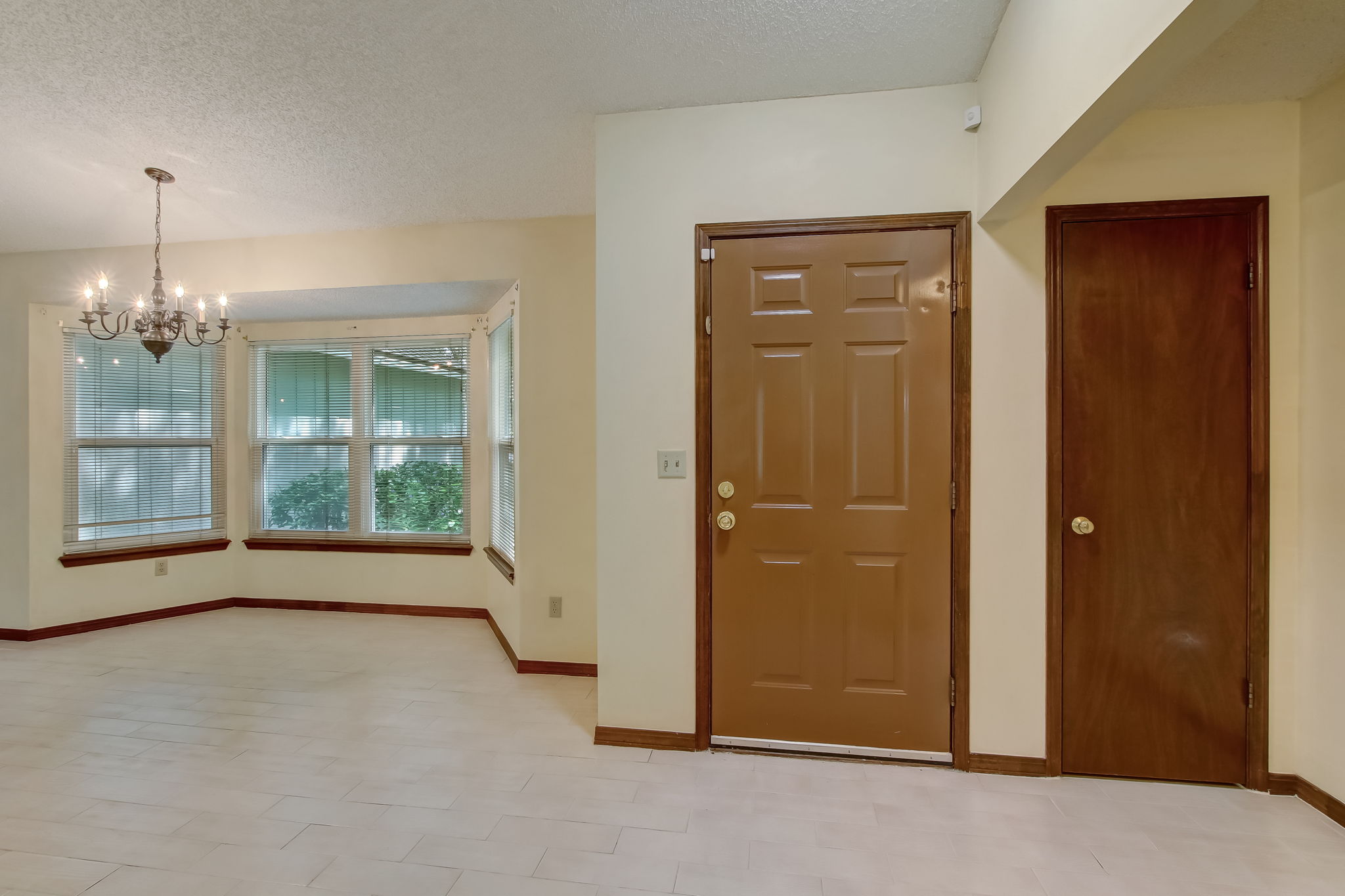 Foyer/Dining Room