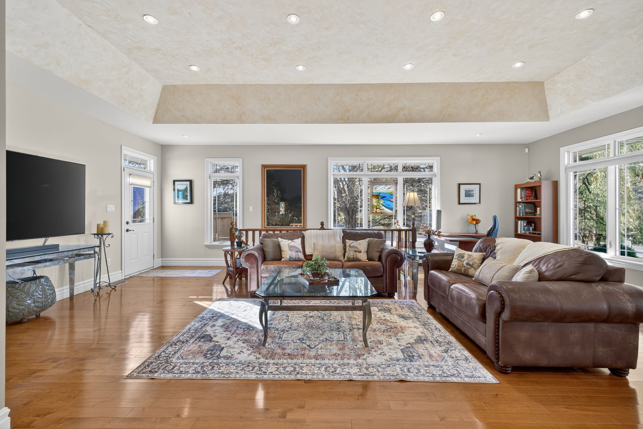 Pot lights, hardwood floors and tray ceilings