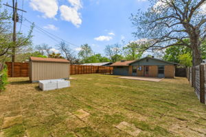 Large Fenced Backyard, patio and Tuff Shed
