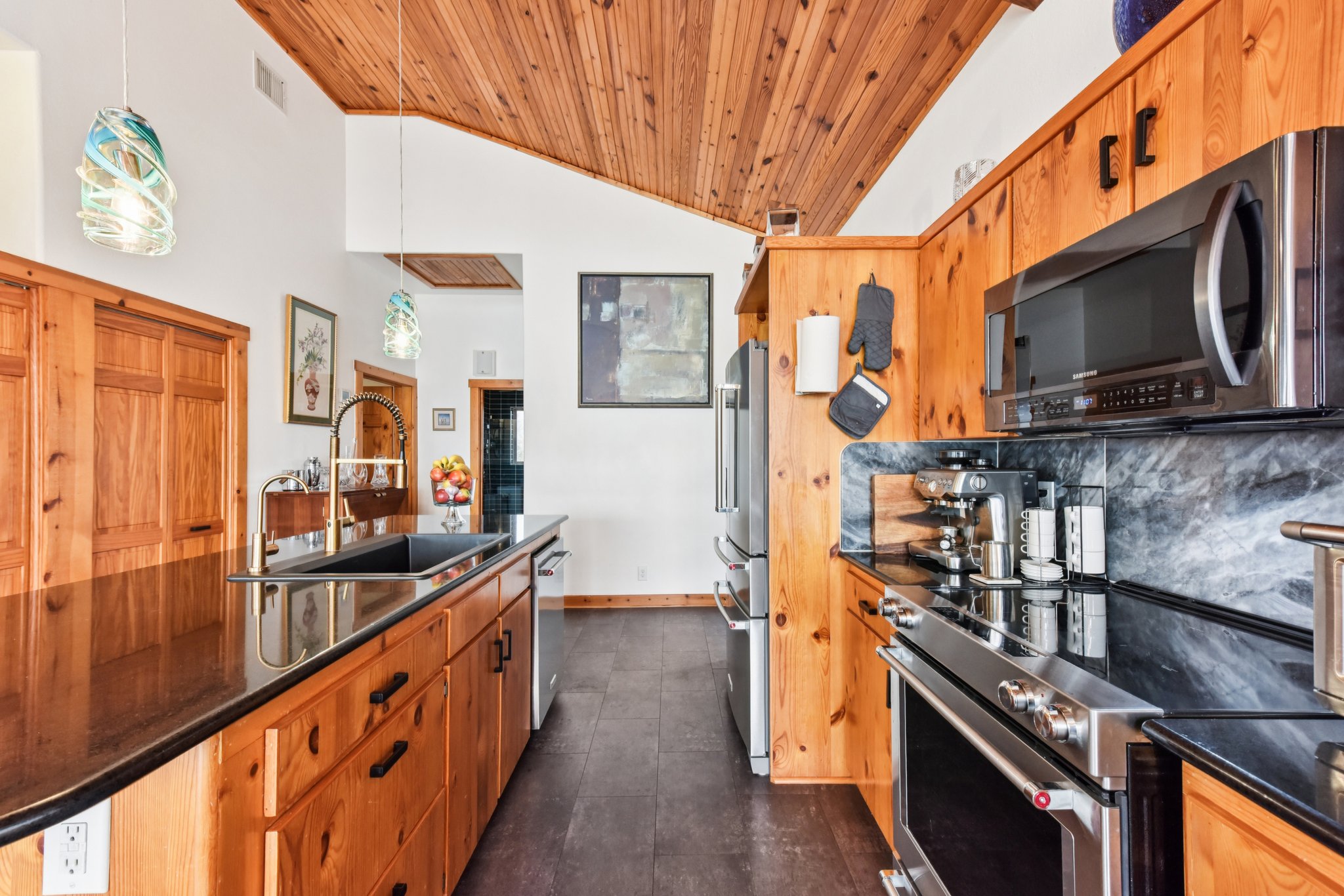 Graveyard Point Rd-S1001-016.jpg