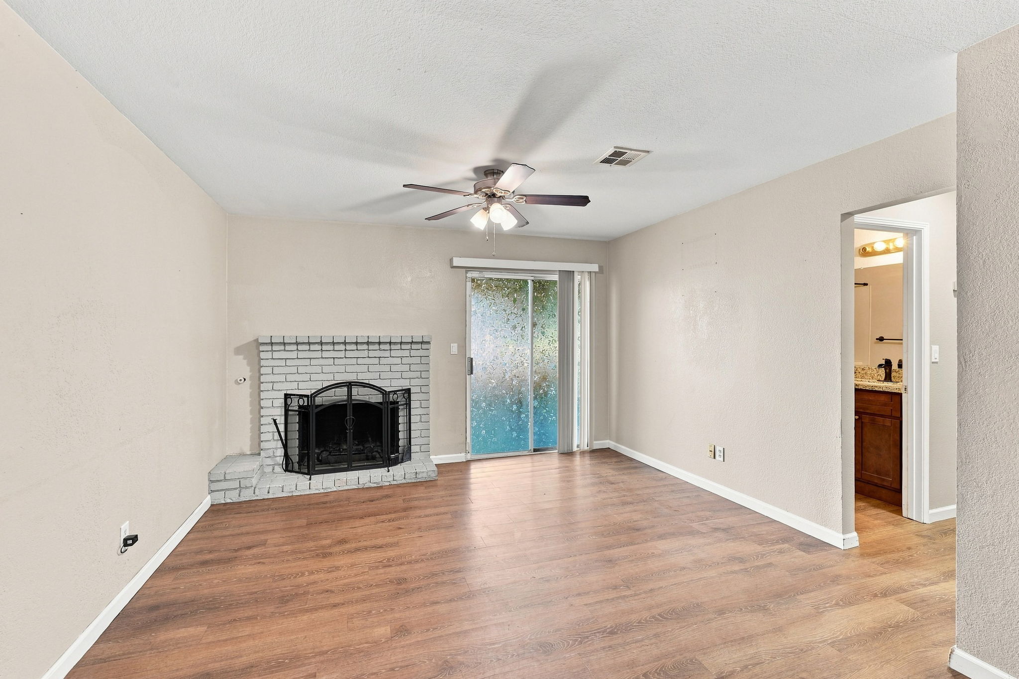 Living room with fireplace and wood-look flooring