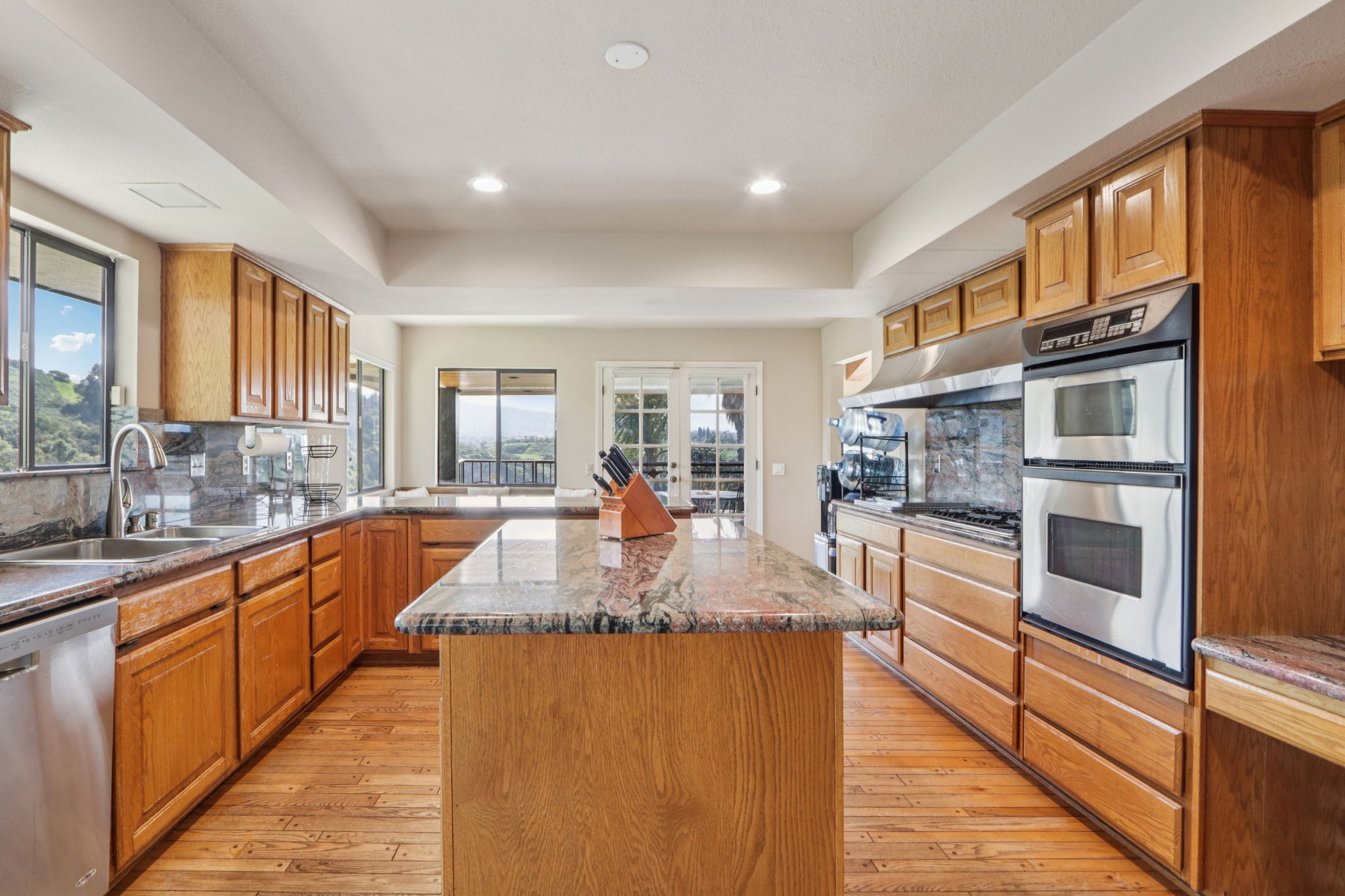 Kitchen w/balcony & View