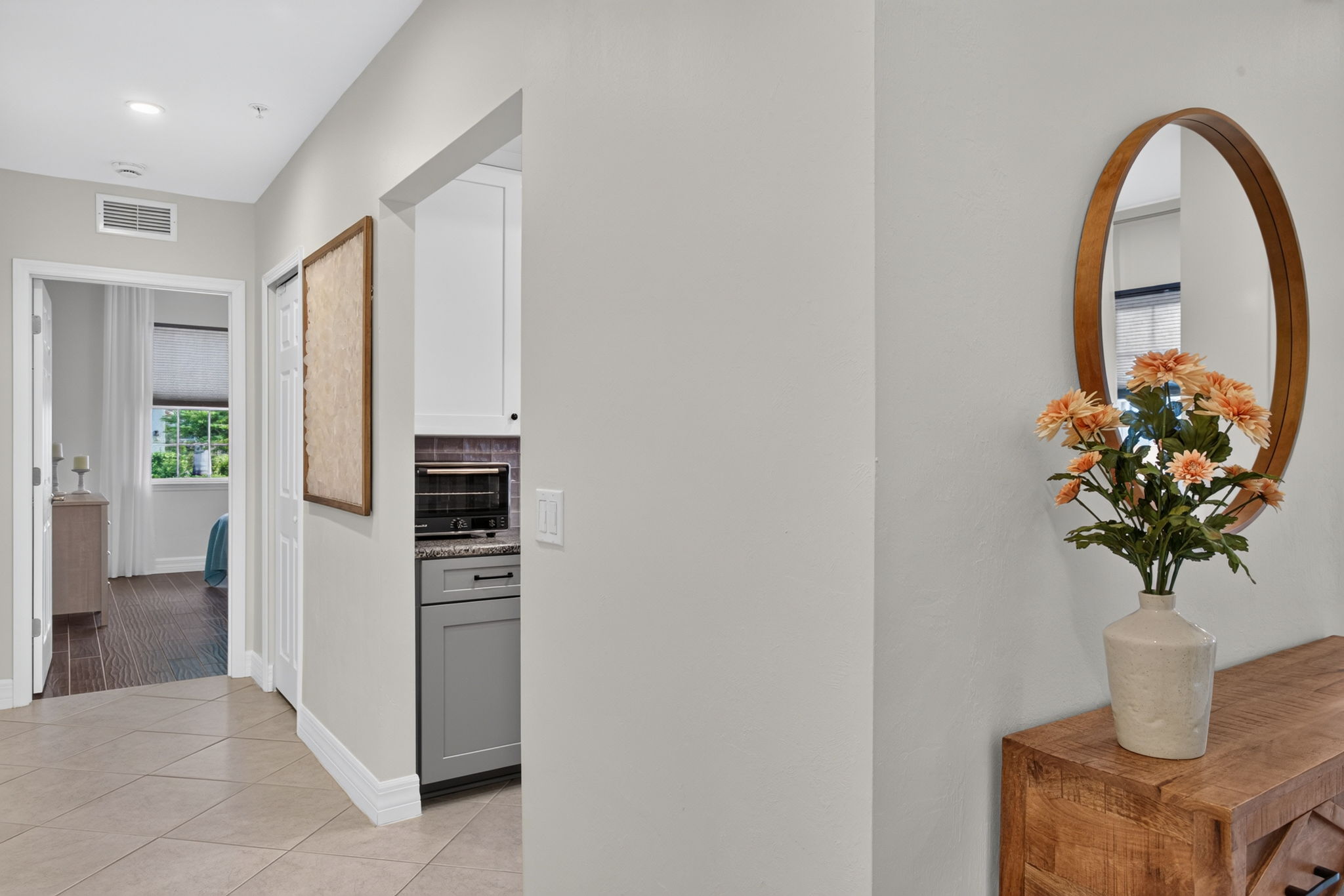 Foyer 1 of 2