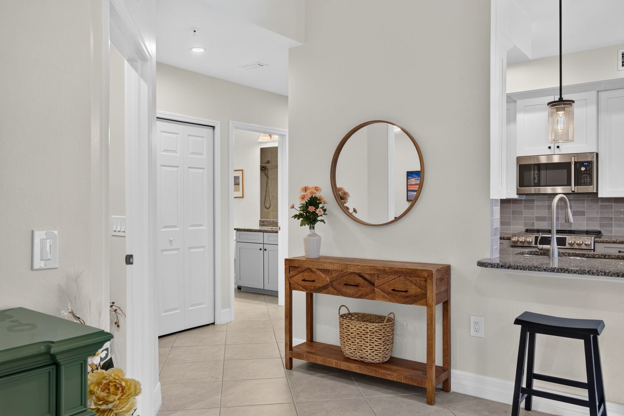Foyer 2 of 2
