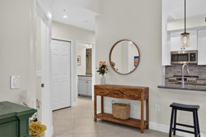 Foyer 2 of 2