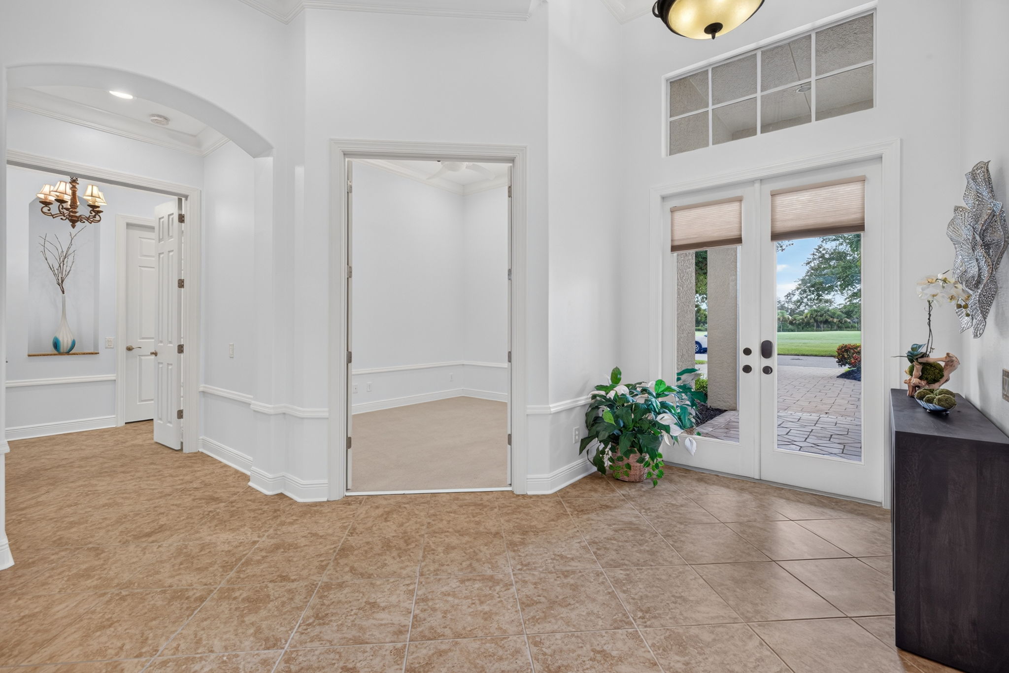 Foyer 1 of 2