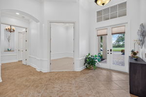 Foyer 1 of 2