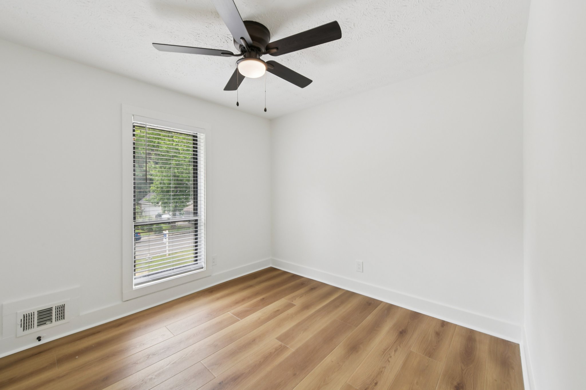 Danielle Pl-L2305-026.jpg