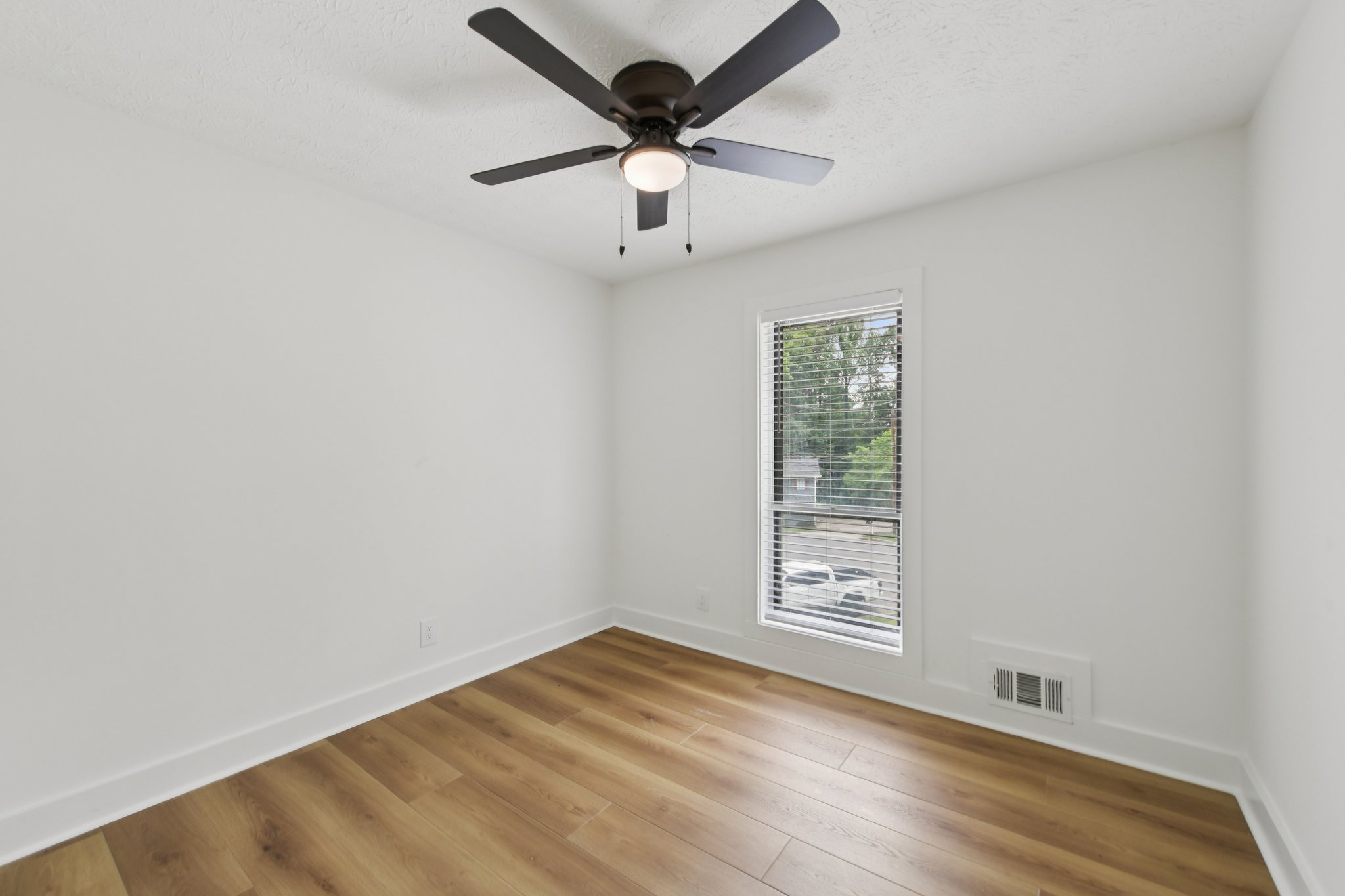 Danielle Pl-L2305-028.jpg