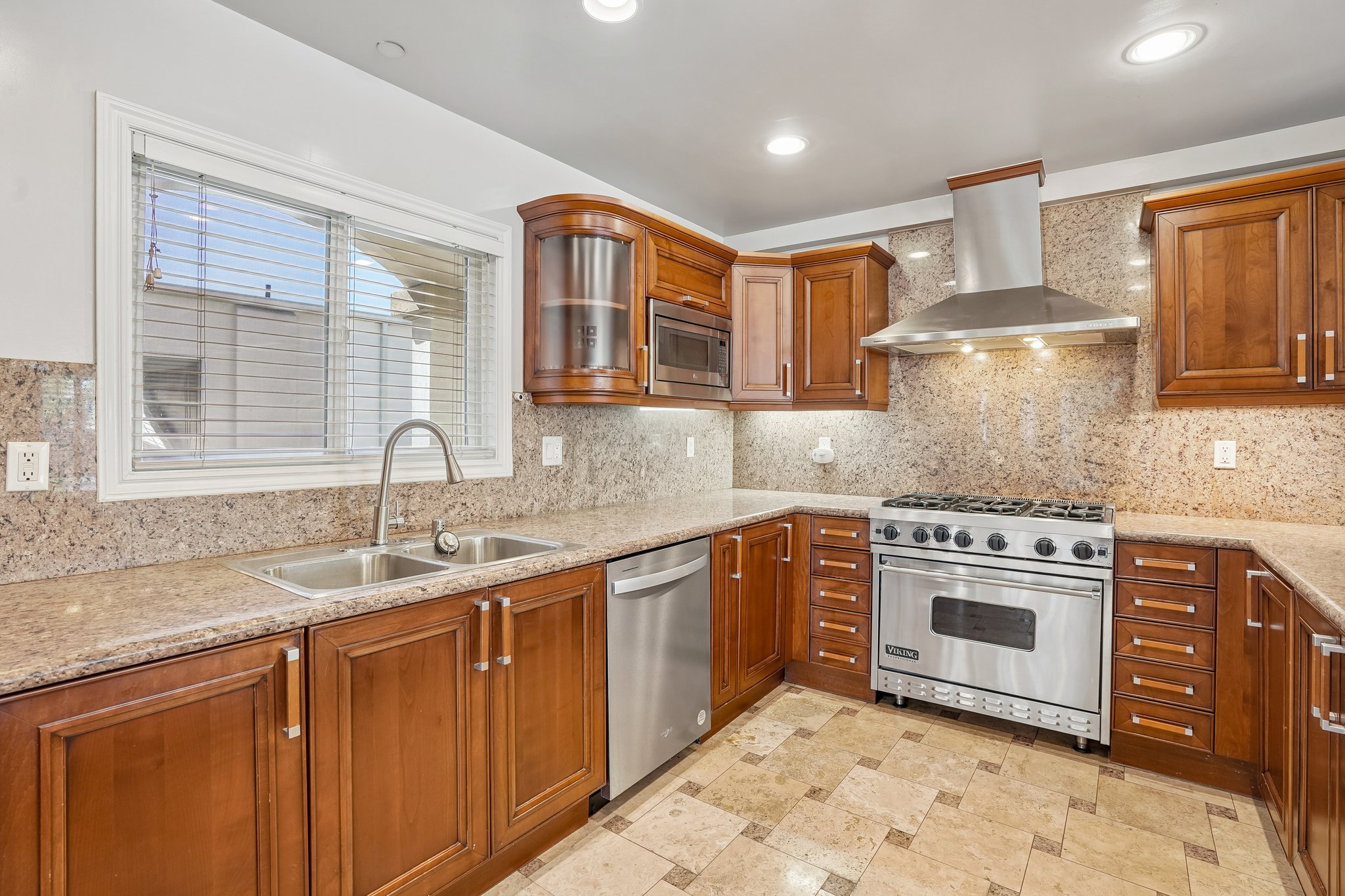 Glendon Ave-S0810-013.jpg
