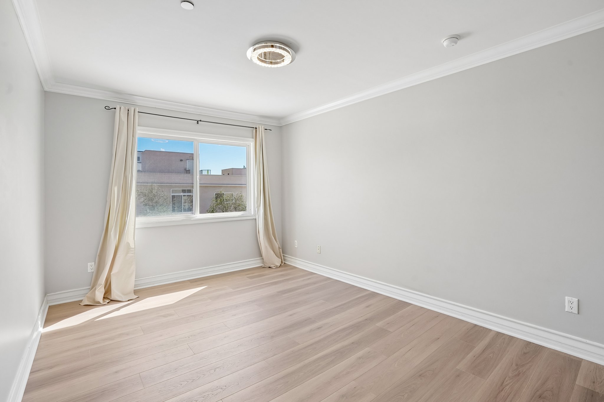 Glendon Ave-S0810-018.jpg