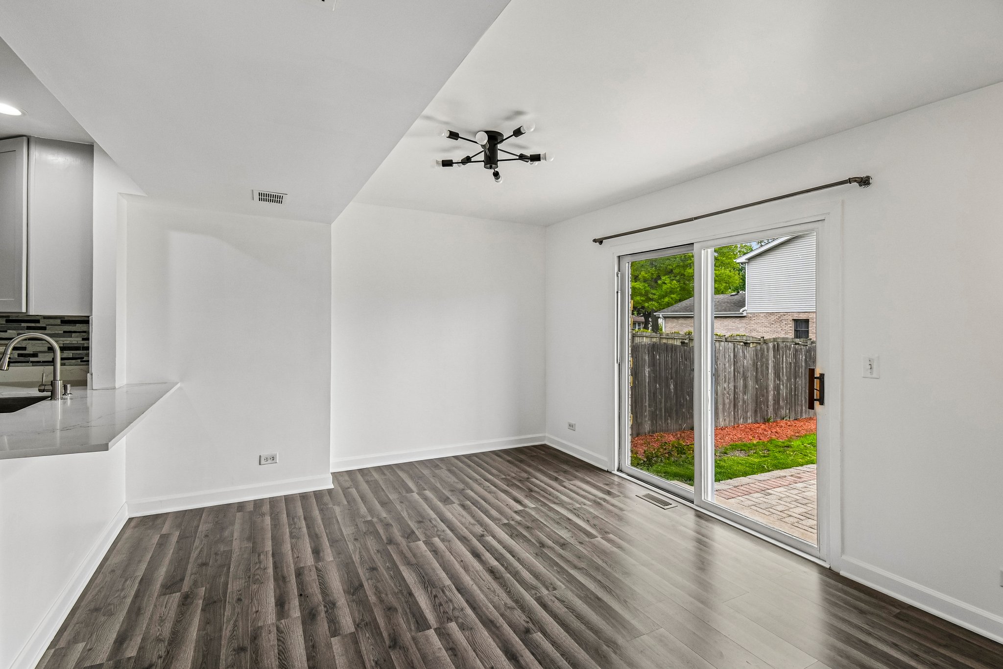 183 W Algonquin Rd-S1305-009.jpg