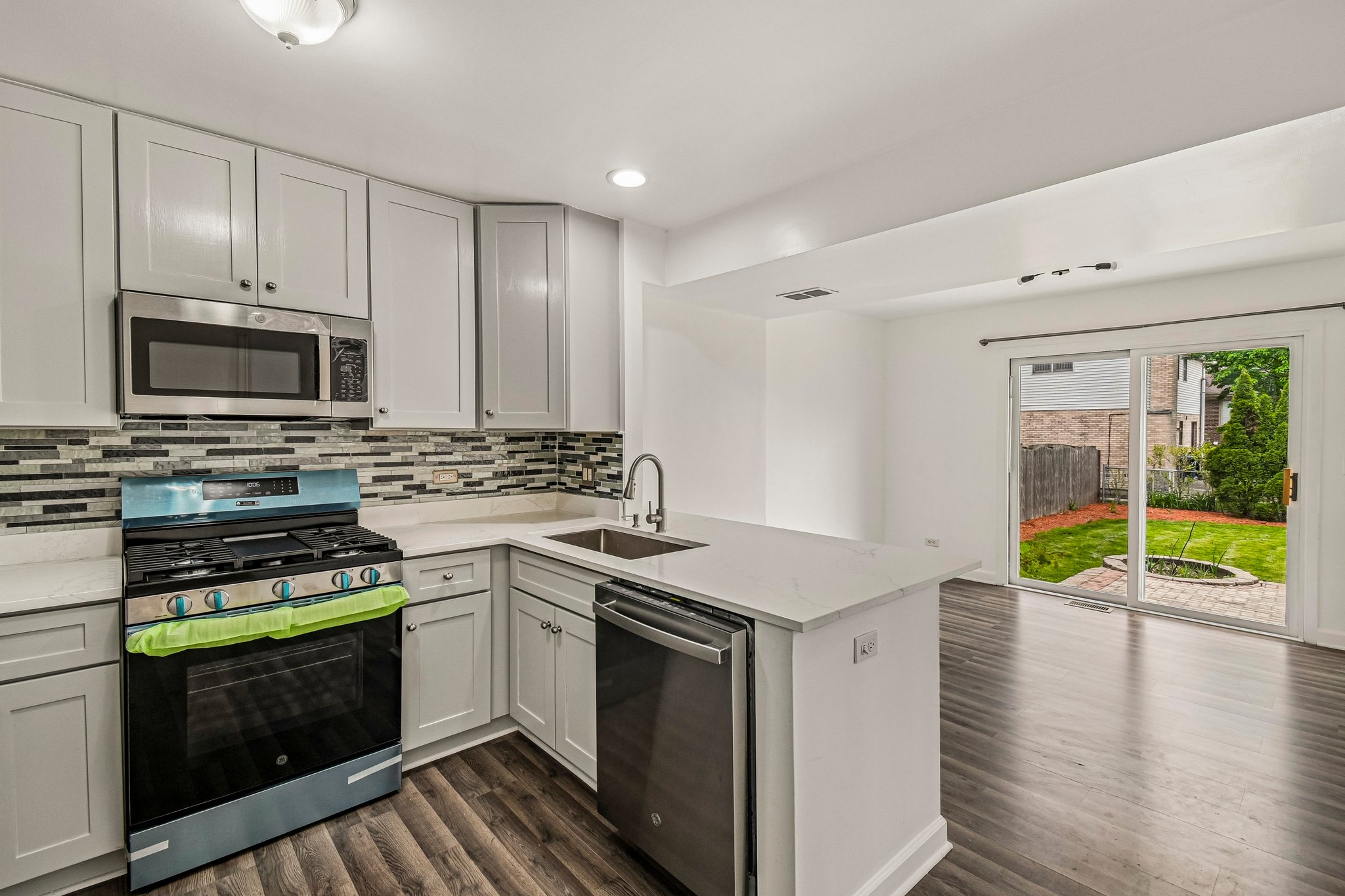 183 W Algonquin Rd-S1305-015.jpg