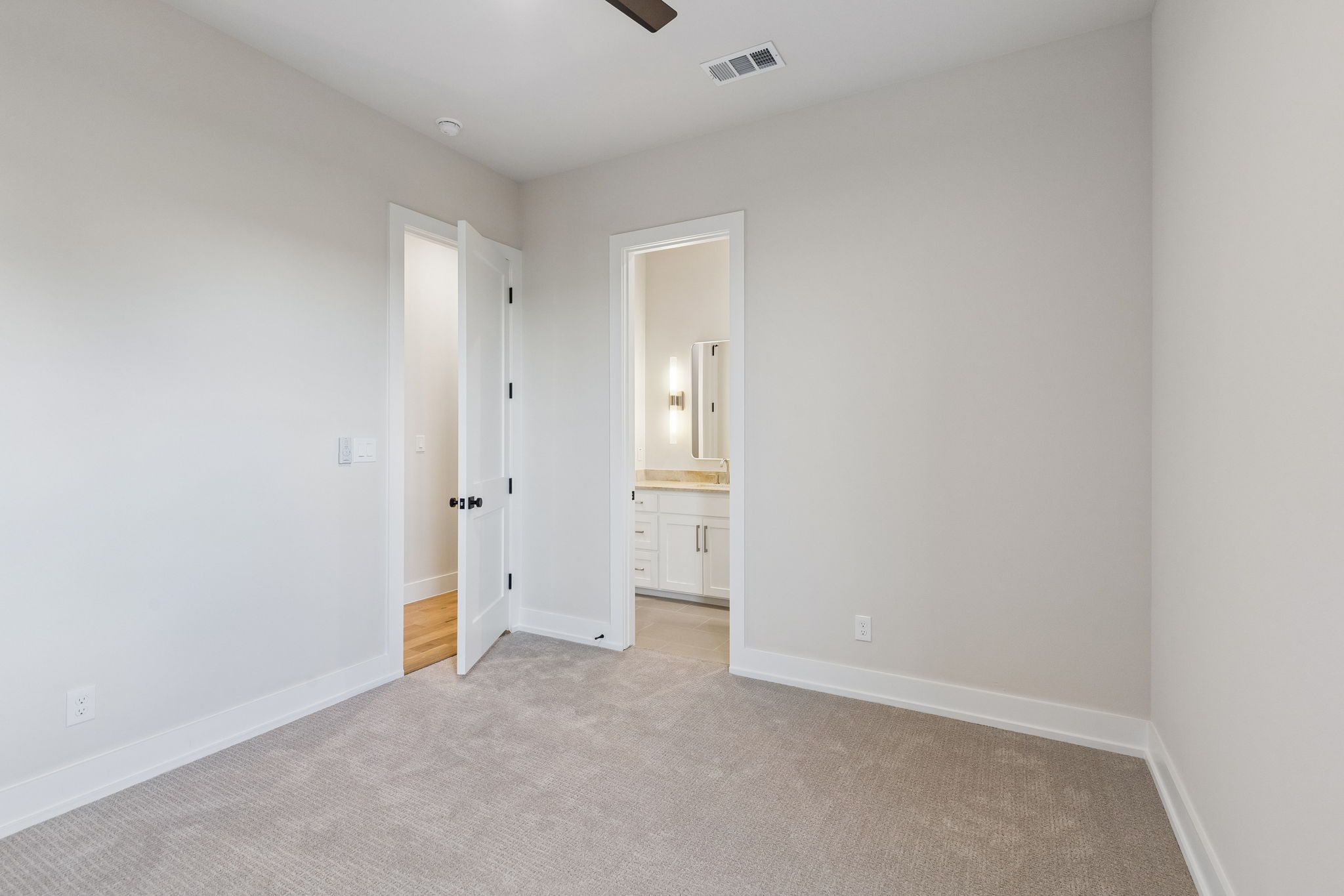 Wing bedroom w En Suite