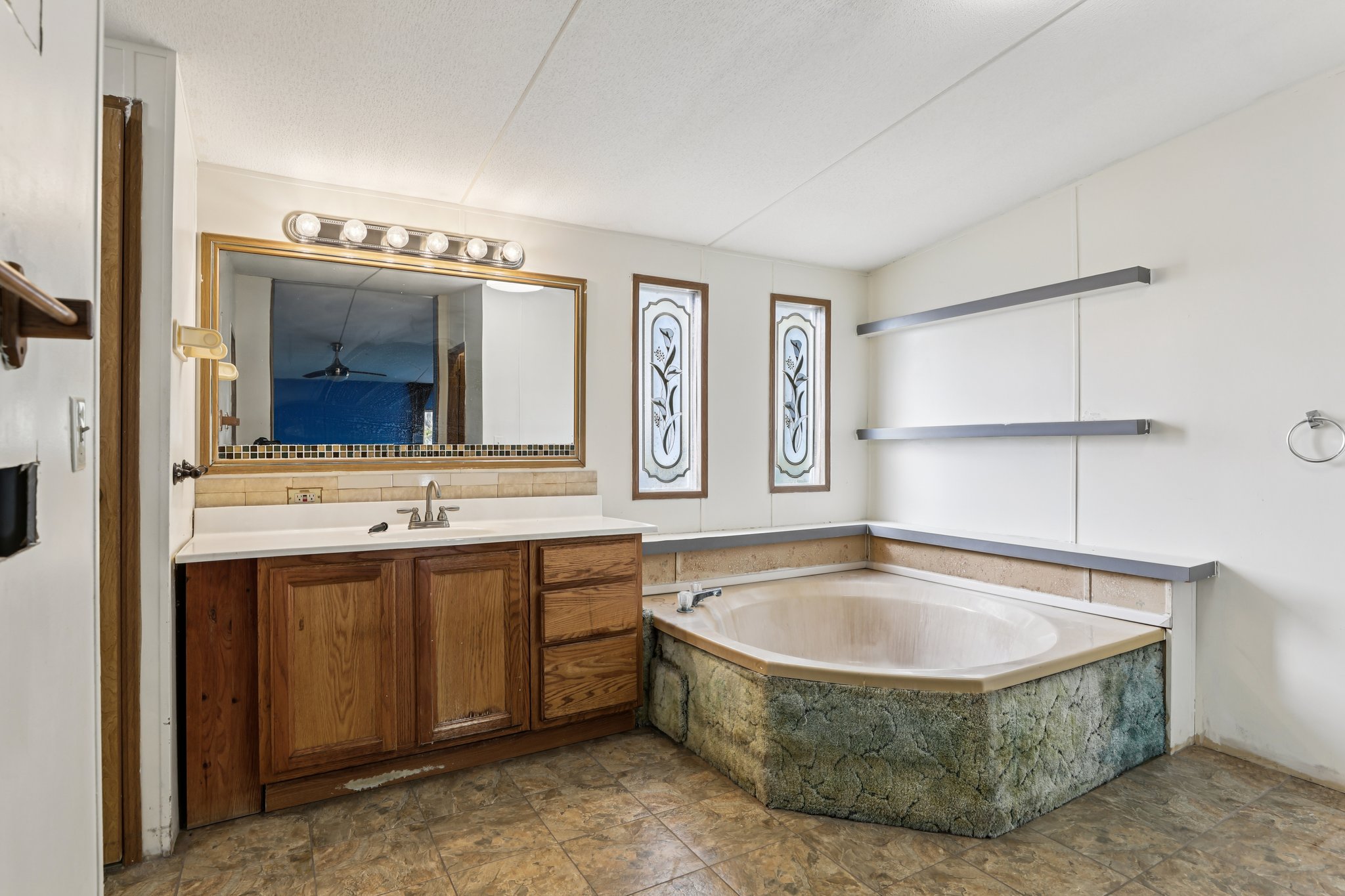 Jones Dr-S1110-027.jpg