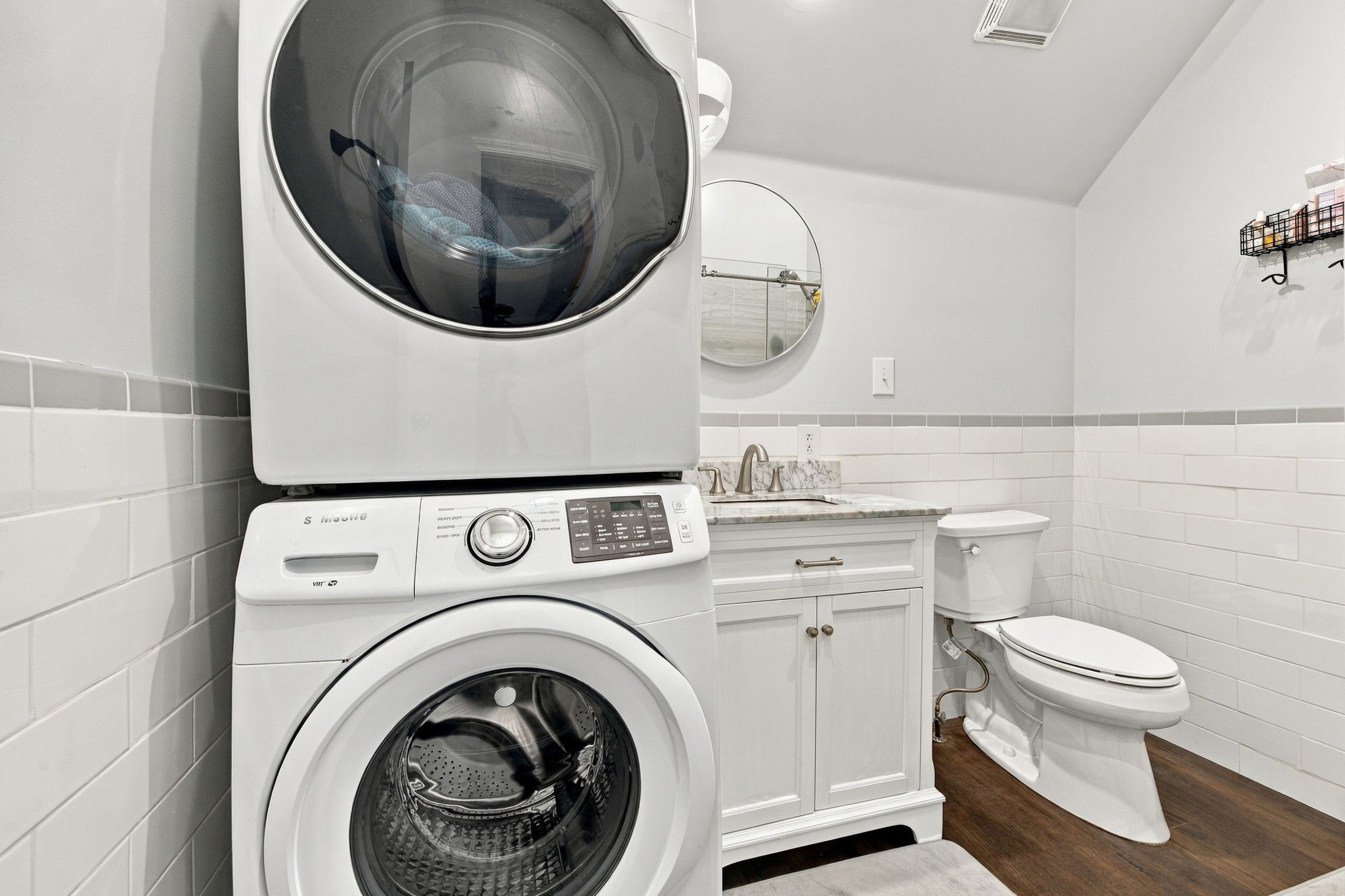 Bath and laundry in barndo