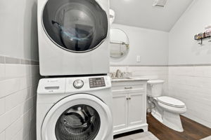 Bath and laundry in barndo