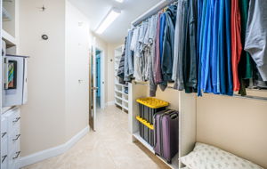 Master Bedroom Walk-in Closet1b