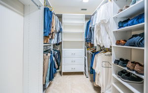 Master Bedroom Walk-in Closet2