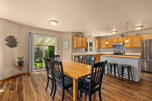 Light-filled area with space for dining