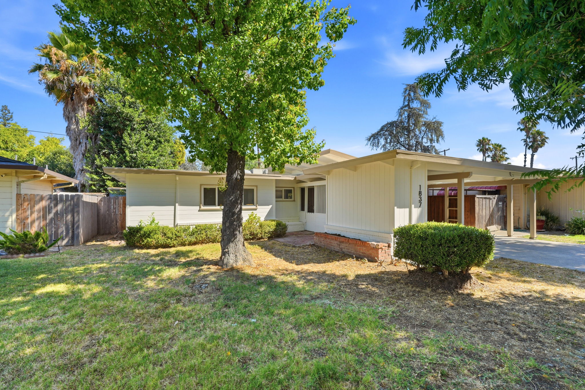 002_F8_1837 W Rosecrans Way