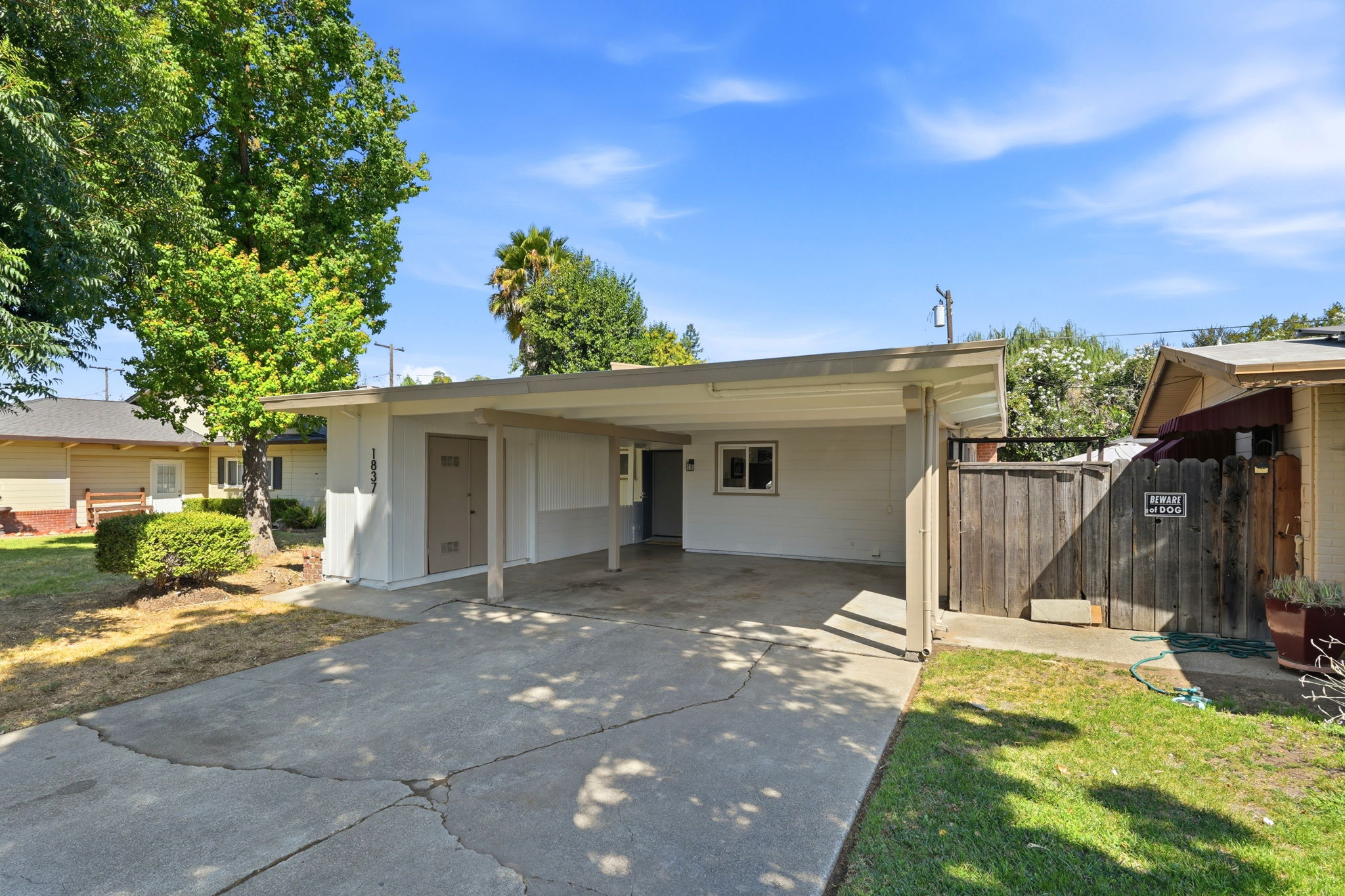 004_F8_1837 W Rosecrans Way