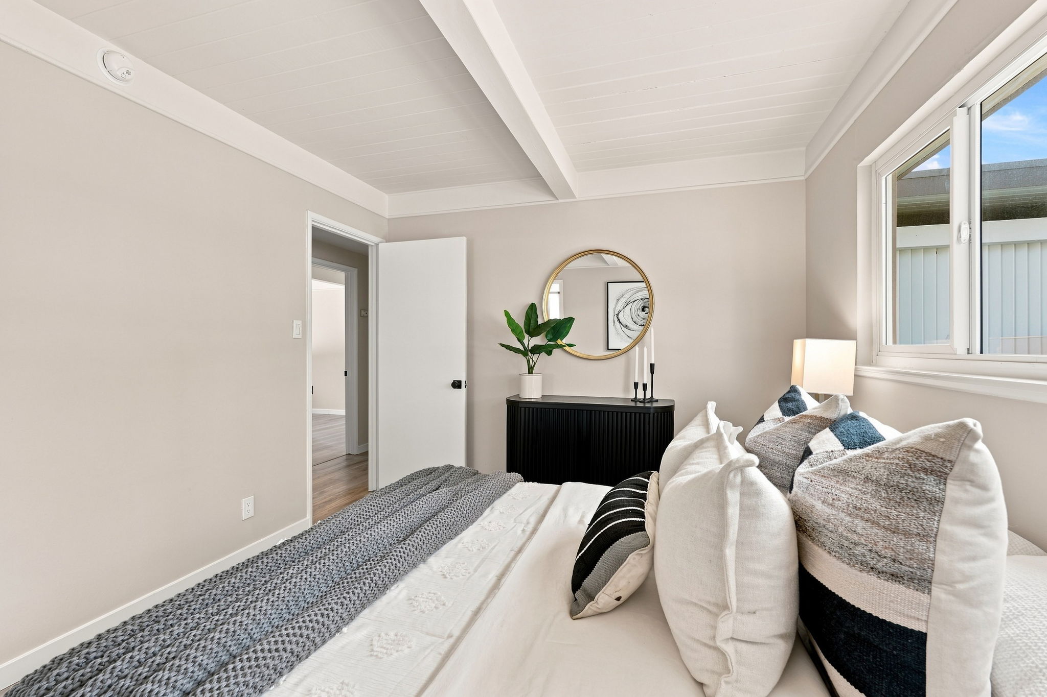 020_F8_1837 W Rosecrans Way