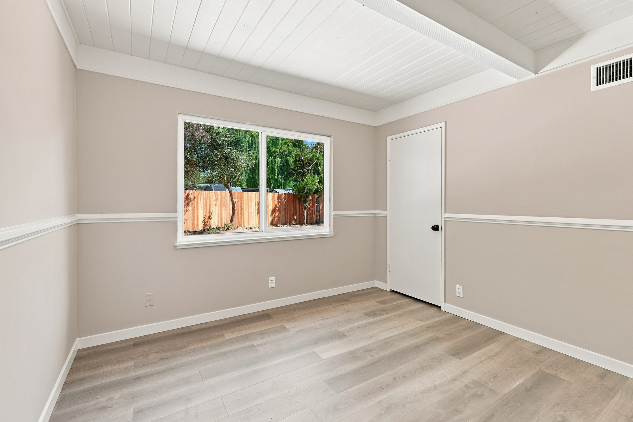 022_F8_1837 W Rosecrans Way