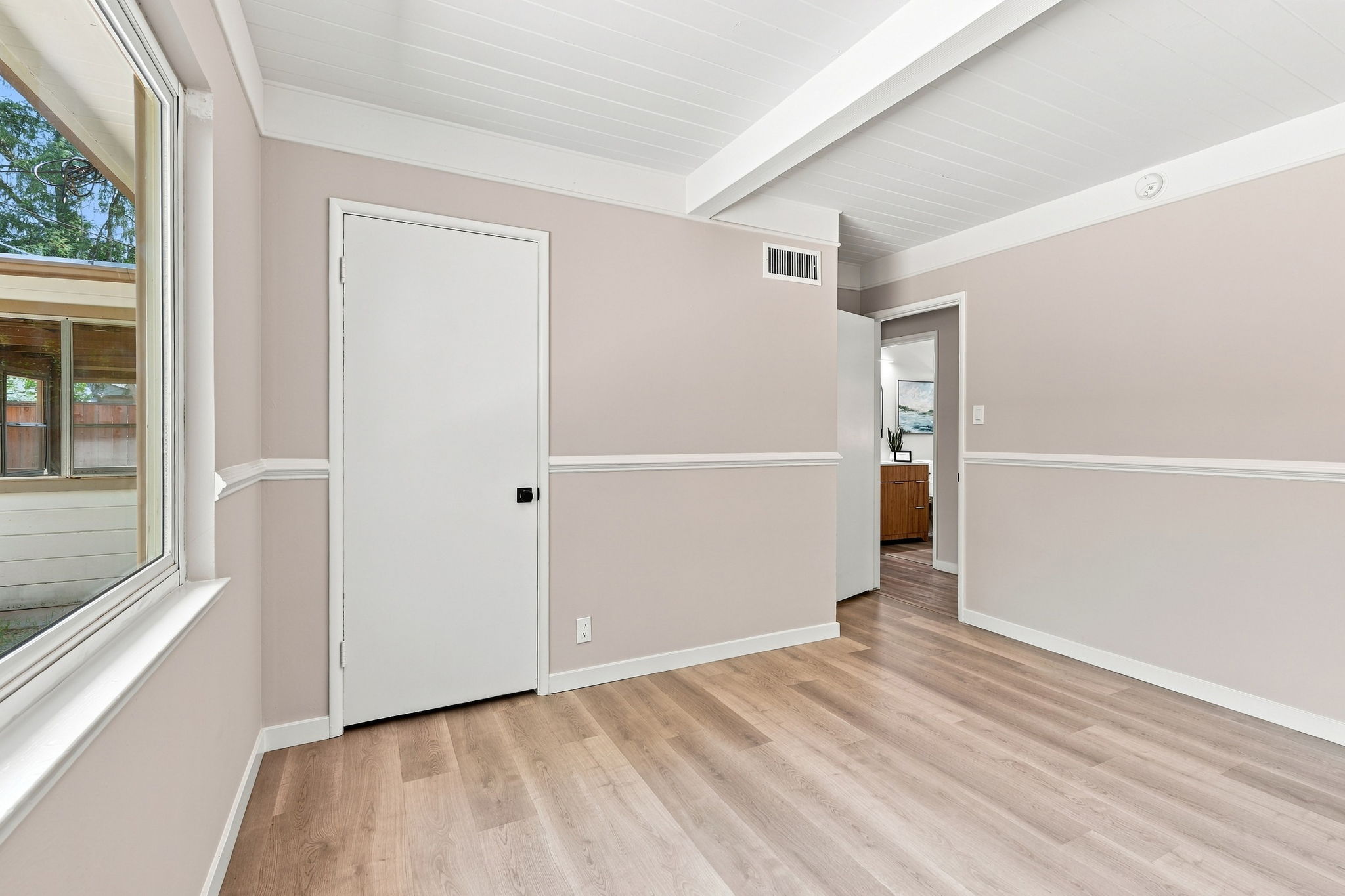 023_F8_1837 W Rosecrans Way