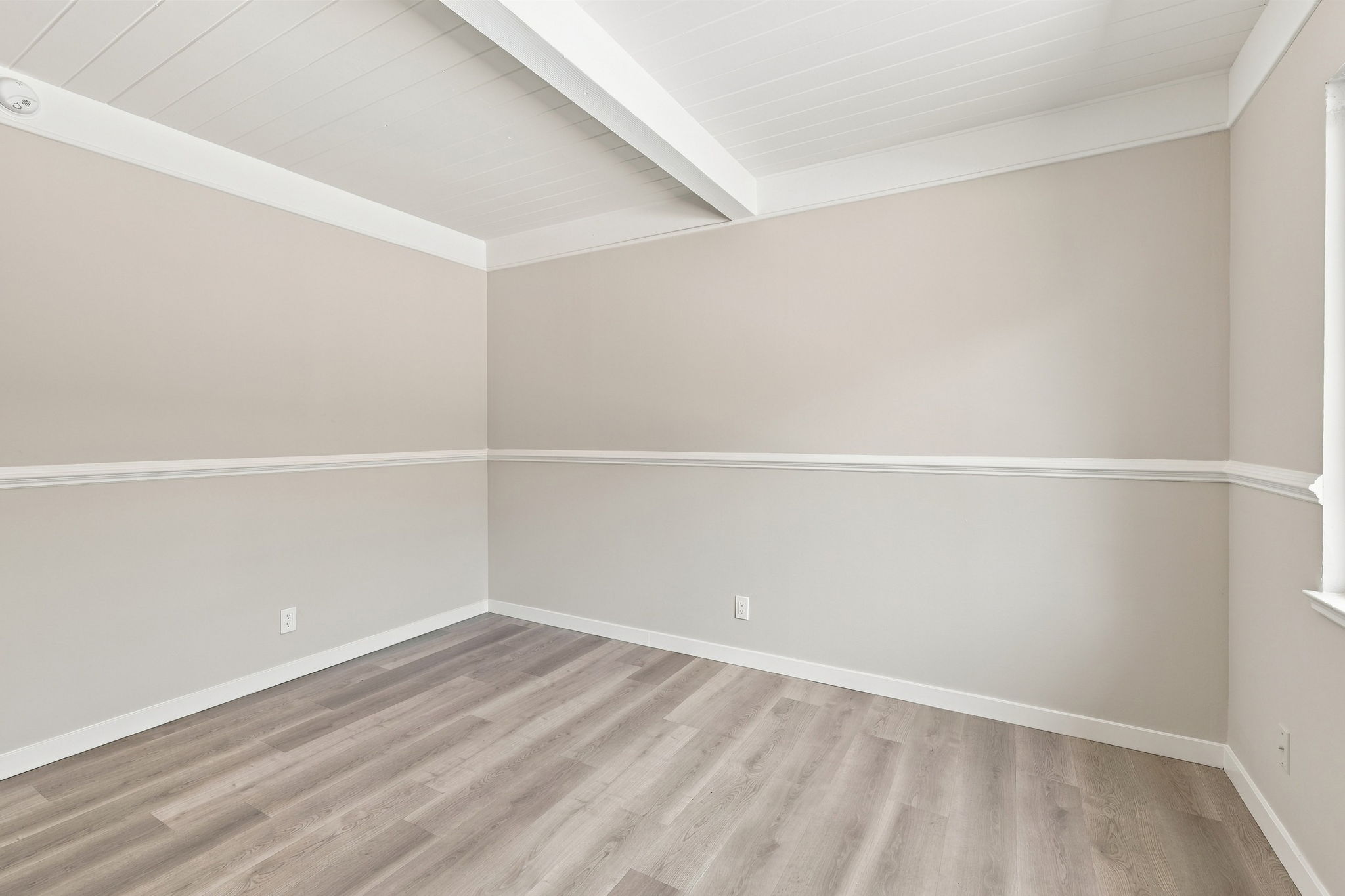 024_F8_1837 W Rosecrans Way