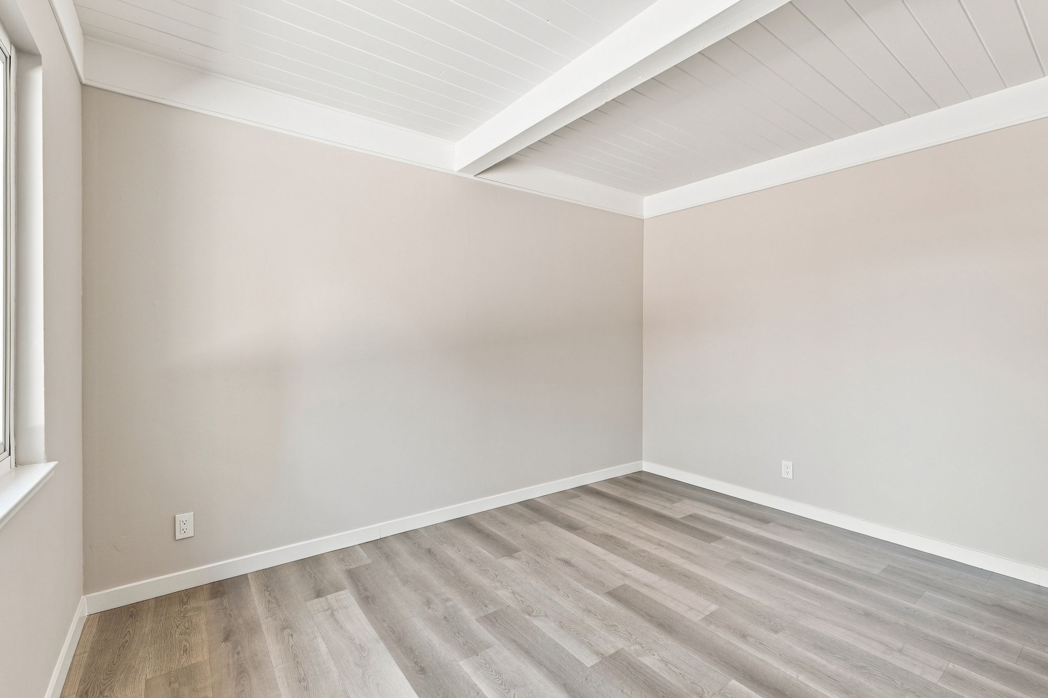 026_F8_1837 W Rosecrans Way