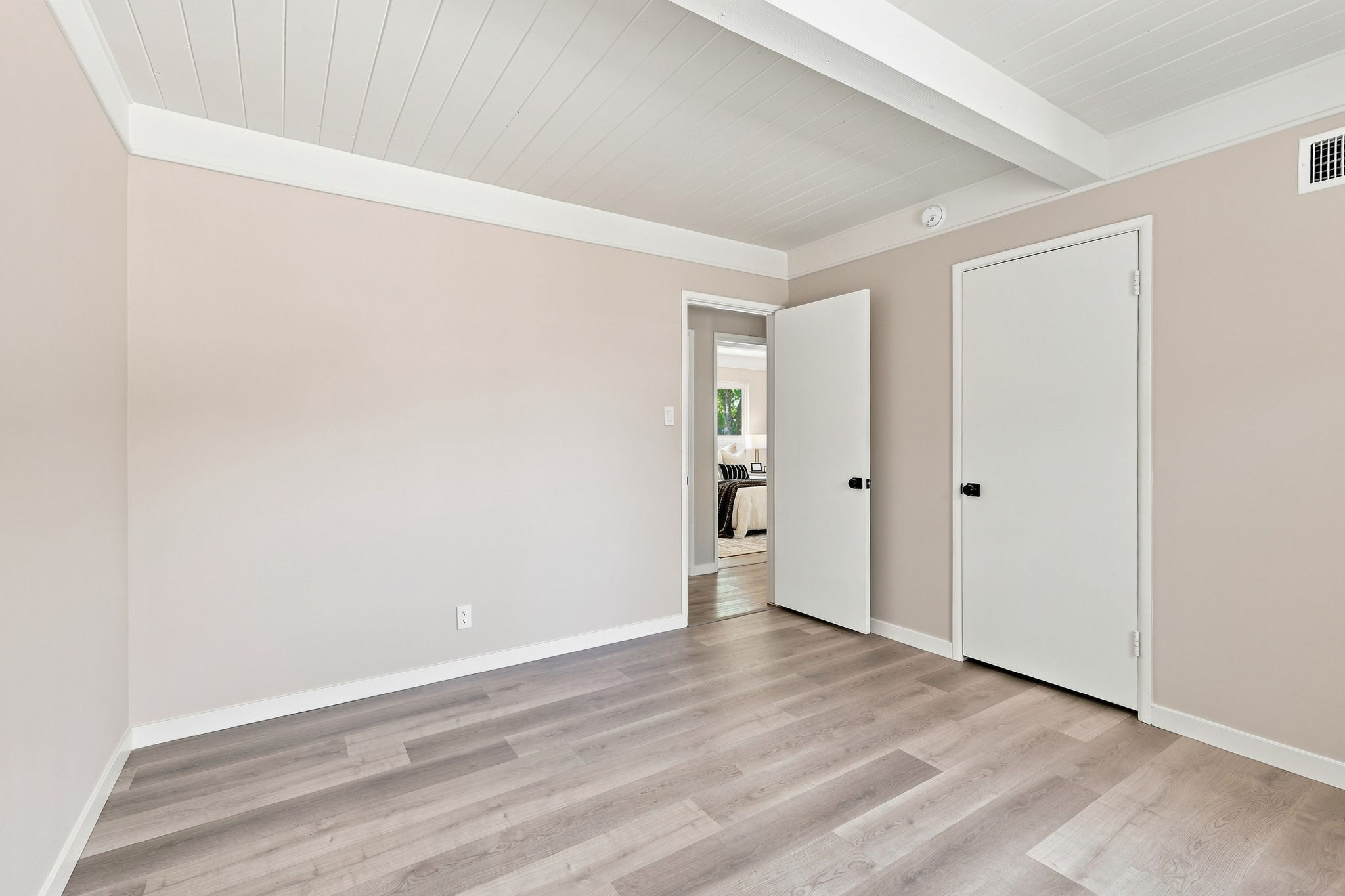 027_F8_1837 W Rosecrans Way